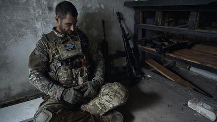 Saporischschja: Ein ukrainischer Soldat ruht sich in einem Unterstand an der Frontlinie aus.