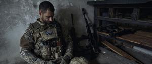 Saporischschja: Ein ukrainischer Soldat ruht sich in einem Unterstand an der Frontlinie aus.