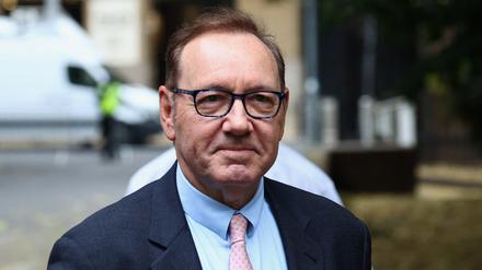 Der Schauspieler Kevin Spacey geht vor dem Southwark Crown Court spazieren.