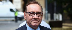 Der Schauspieler Kevin Spacey geht vor dem Southwark Crown Court spazieren.