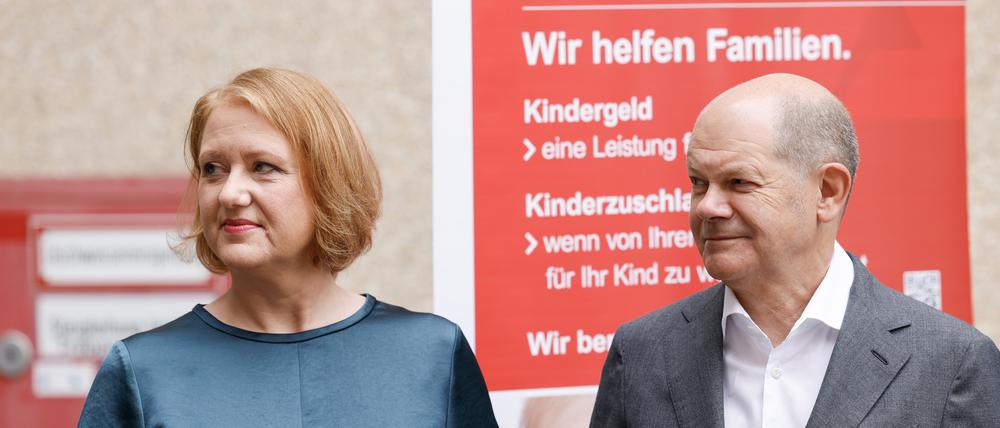 Bundeskanzler Olaf Scholz und Lisa Paus (Grüne), Bundesministerin für Familie, Senioren, Frauen und Jugend, zu Besuch bei der Familienkasse Berlin-Brandenburg.