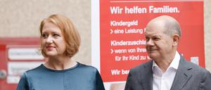 Bundeskanzler Olaf Scholz und Lisa Paus (Grüne), Bundesministerin für Familie, Senioren, Frauen und Jugend, zu Besuch bei der Familienkasse Berlin-Brandenburg.