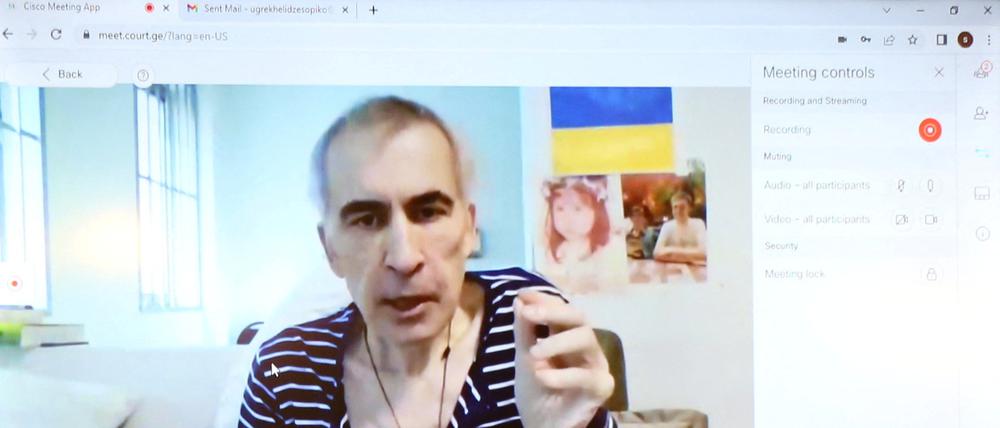 Der inhaftierte georgische Ex-Präsident Micheil Saakaschwili erscheint während einer Gerichtsanhörung am 3. Juli 2023 über eine Videoverbindung aus einer Klinik auf einem Bildschirm. 