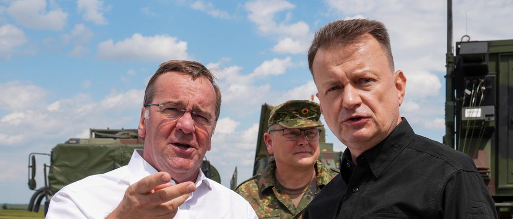 Bundesverteidigungsminister Boris Pistorius (l, SPD) und der polnische Verteidigungsminister Mariusz Blaszczak unterhalten sich zum Abschluss ihres Besuchs beim Deutschen Einsatzkontingent des Flugabwehrraketenverbandes der Air and Missile Defence Task Force (PATRIOT).