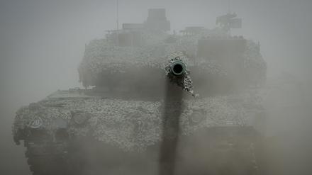 Kampfpanzer vom Typ Leopard 2 zählen zu Deutschlands bisherigen Militärhilfen an die von Russland angegriffene Ukraine.