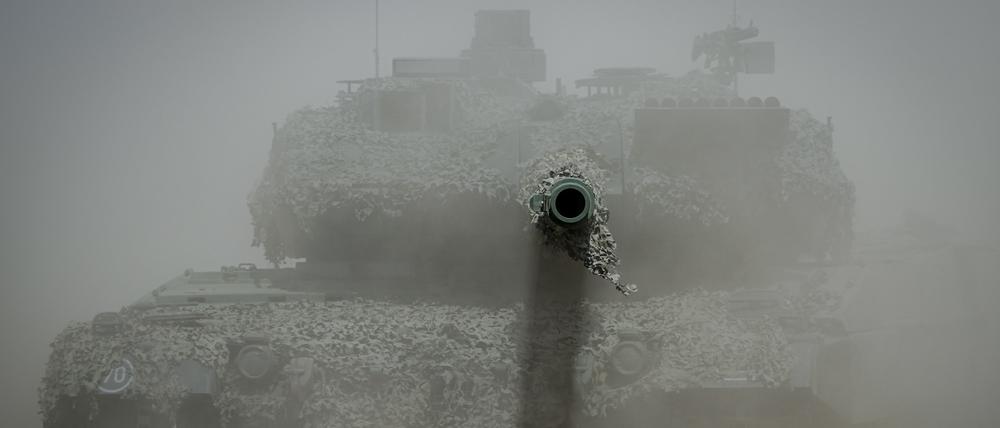 Ein Leopard 2 Kampfpanzer der Bundeswehr ist im Staub bei der Nato-Übung „Griffin Storm“ zu sehen.