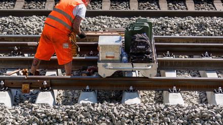 Schienen-Baustelle an der Strecke Würzburg-Nürnberg. Die Bahn soll deutlich weniger als geplant für die Sanierung des Netzes bekommen.