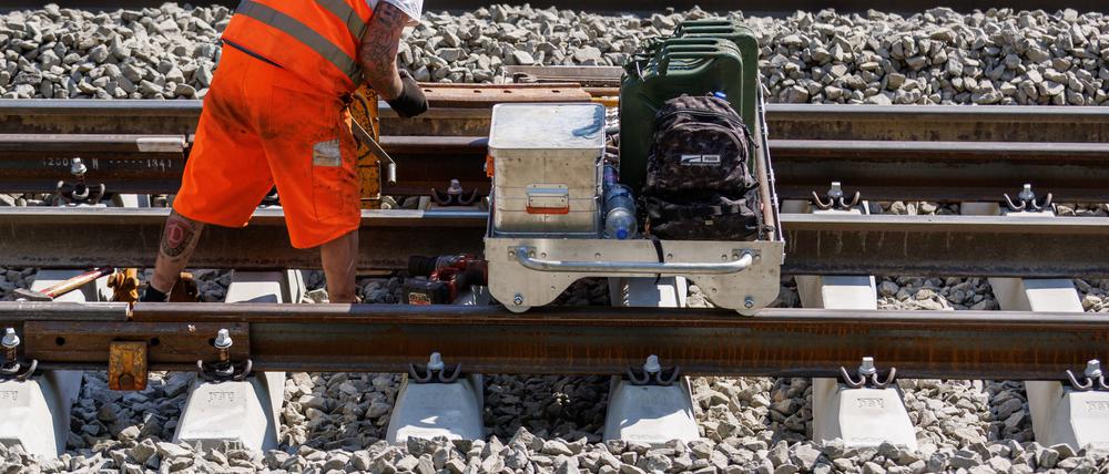 Schienen-Baustelle an der Strecke Würzburg-Nürnberg. Die Bahn soll deutlich weniger als geplant für die Sanierung des Netzes bekommen.