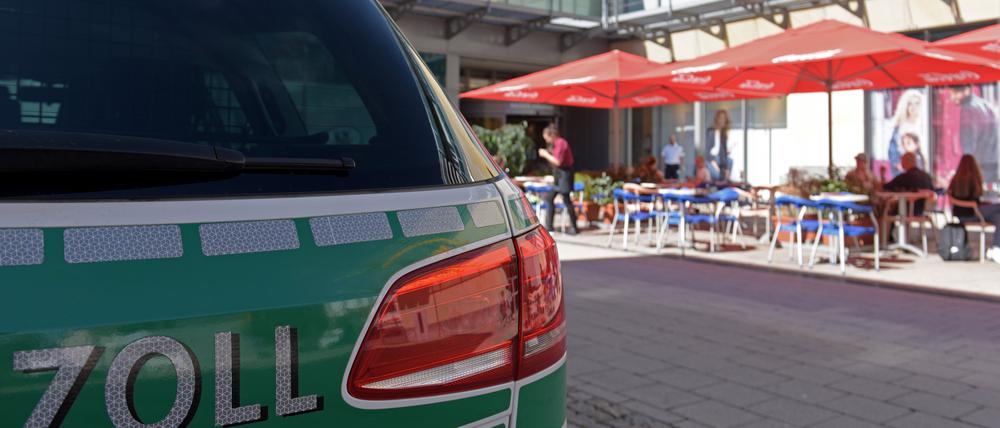 In Heidenheim, Baden-Württemberg. Vor einem Straßencafe steht ein Streifenwagen des Zolls. Bei Karlsruhe, Ulm und Stuttgart ist der Zoll gegen Schwarzarbeit vorgegangen.