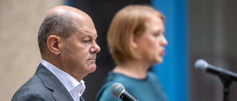 Besuch in der Familienkassen Potsdam: Im Juni nahmen Kanzler Scholz und Familienministerin Paus einen gemeinsamen Termin zum Thema wahr.