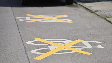 ARCHIV - 21.06.2023, Berlin: Auf der Ollenhauer Straße sind die Zeichen für den Radweg mit gelben Kreuzen zugeklebt und Autos parken darauf. Der Radweg existiert nicht mehr. Die neue Verkehrsverwaltung lässt bestimmte Radfahrprojekte ruhen. (zu dpa: Verkehrspolitik in Berlin - Verspielt die Stadt ihre Vorreiterrolle?) Foto: Annette Riedl/dpa +++ dpa-Bildfunk +++