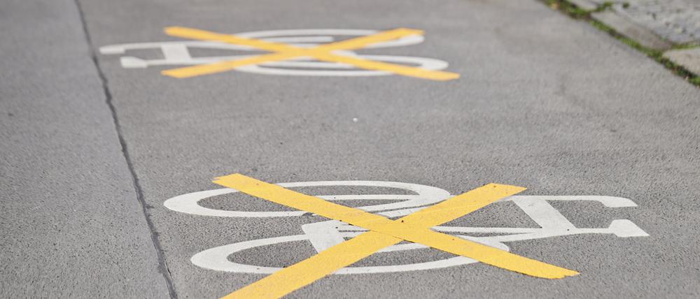 ARCHIV - 21.06.2023, Berlin: Auf der Ollenhauer Straße sind die Zeichen für den Radweg mit gelben Kreuzen zugeklebt und Autos parken darauf. Der Radweg existiert nicht mehr. Die neue Verkehrsverwaltung lässt bestimmte Radfahrprojekte ruhen. (zu dpa: Verkehrspolitik in Berlin - Verspielt die Stadt ihre Vorreiterrolle?) Foto: Annette Riedl/dpa +++ dpa-Bildfunk +++