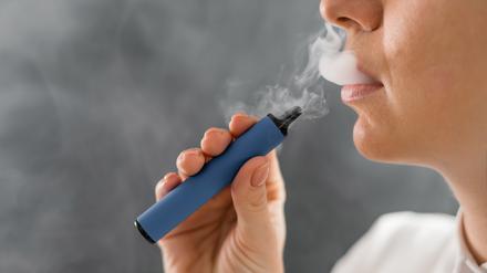 Eine Frau raucht eine E-Shisha (Symbolbild).