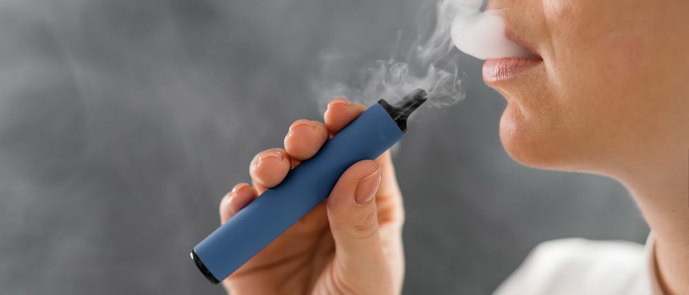 Eine Frau raucht eine E-Shisha (Symbolbild).