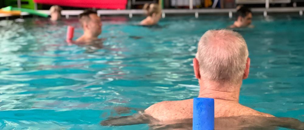 Unter dem Wasser ist der Hubboden: Die Bodenplatten gehen langsam kaputt, man sieht erste Beulen.