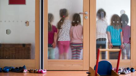 Mit dem Rücken an der Wand einer geschlossenen Kita: Bei der AWO Berlin wird kommende Woche gestreikt.