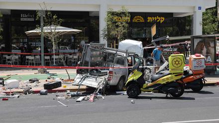 Ein Auto ist am Dienstag in Tel Aviv in eine Menschenmenge gefahren.
