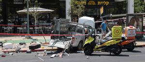 Ein Auto ist am Dienstag in Tel Aviv in eine Menschenmenge gefahren.