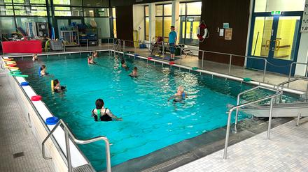Von morgens bis abends ausgebucht: Neben den Gesundheitskursen finden Schwimmkurse für Kinder in der kleinen Halle statt.