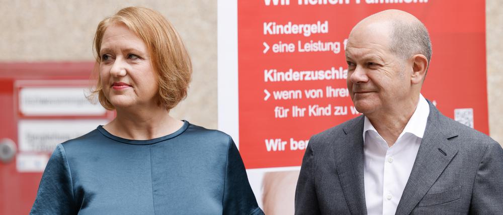 Bundeskanzler Olaf Scholz (r.) und Familienministerin Lisa Paus