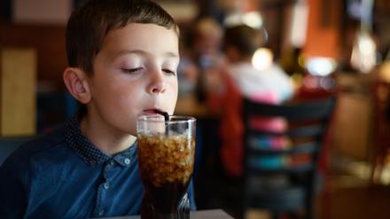 Gesüßte Cola: Jeder Haushalt verbraucht 184 Liter an Erfrischungsgetränken im Jahr. Zwei Drittel davon sind Cola oder Cola-Mischgetränke. 
