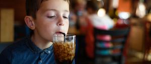 Gesüßte Cola: Jeder Haushalt verbraucht 184 Liter an Erfrischungsgetränken im Jahr. Zwei Drittel davon sind Cola oder Cola-Mischgetränke. 