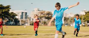 In den Ferien bieten viele Vereine Fußballcamps an. Hierfür braucht es viele freiwillige Helfer.