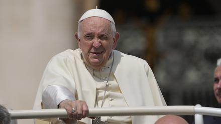 Papst Franziskus verlässt am Ende seiner wöchentlichen Generalaudienz den Petersplatz.