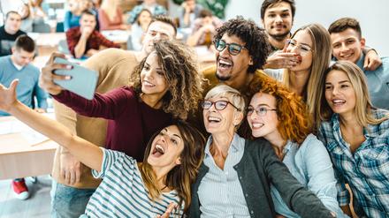 Professorin im Kreise ihrer Studierenden und Mitarbeitenden: So oder so ähnlich zeigt sich das akademische Leitungspersonal heute gerne. 