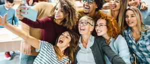 Professorin im Kreise ihrer Studierenden und Mitarbeitenden: So oder so ähnlich zeigt sich das akademische Leitungspersonal heute gerne.