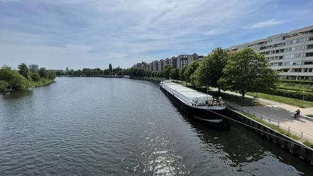 Das Schiff, fotografiert von der Dischingerbrücke.
