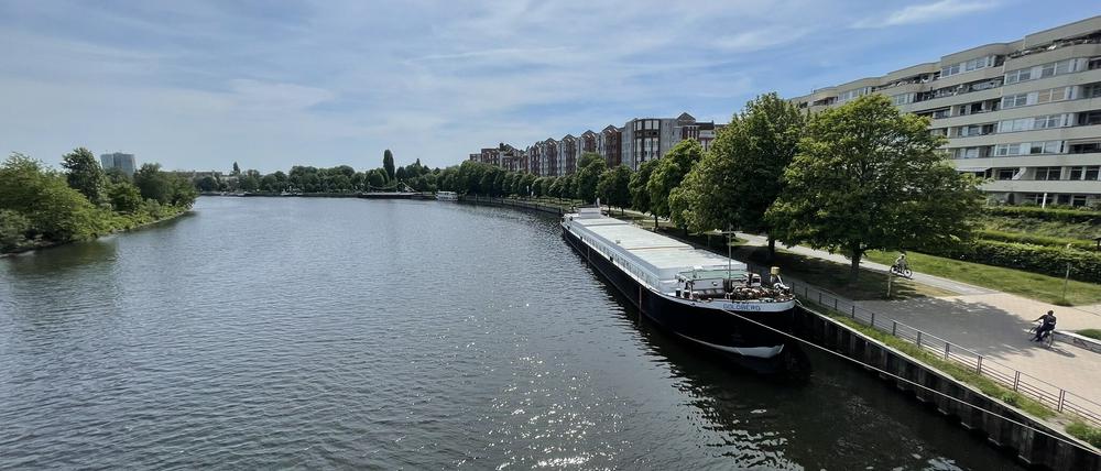 Das Schiff, fotografiert von der Dischingerbrücke.