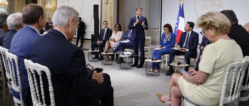 Emmanuel Macron (M), Präsident von Frankreich, spricht während eines Treffens im Élysée-Palast zu den Bürgermeistern aus Städten und Gemeinden, in denen die Ausschreitungen, nach dem Tod eines Jugendlichen bei einer Polizeikontrolle, besonders heftig waren.