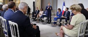 Emmanuel Macron (M), Präsident von Frankreich, spricht während eines Treffens im Élysée-Palast zu den Bürgermeistern aus Städten und Gemeinden, in denen die Ausschreitungen, nach dem Tod eines Jugendlichen bei einer Polizeikontrolle, besonders heftig waren. 