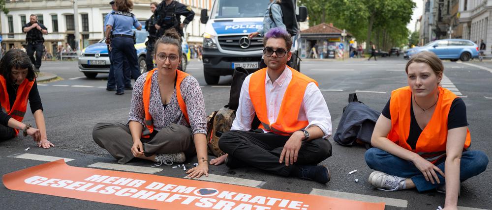 Zurück auf der Straße: Drei Klimaaktivisten in Leipzig blockierten unmittelbar nach einem Freispruch für sie erneut den Verkehr. 