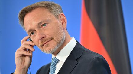 Christian Lindner (FDP), Bundesfinanzminister, nimmt an der Pressekonferenz beim Treffen der Finanzminister Polens, Deutschlands und Frankreichs im Format des Weimarer Dreiecks im Schloss Ettersburg teil.
