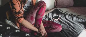 Am liebsten ist Lisa zu Hause, hier hat sie sich eingerichtet. Oft sitzt sie auf dem Sofa und denkt nach.