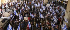 Israelis protestieren am Flughafen Ben Gurion gegen die Pläne der Regierung von Premierminister Netanjahu, das Justizsystem zu reformieren.