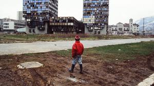 Die sogenannte Sniper-Straße in Sarajewo 1994. Immer wieder schossen Serben von den umliegenden Hügeln auf die Einwohner. Womöglich waren auch reiche Italiener unter den Scharfschützen.