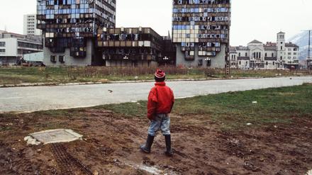 Die sogenannte Sniper-Straße in Sarajevo 1994. Immer wieder schossen Serben von den umliegenden Hügeln auf die Einwohner. Womöglich waren auch reiche Italiener unter den Scharfschützen.