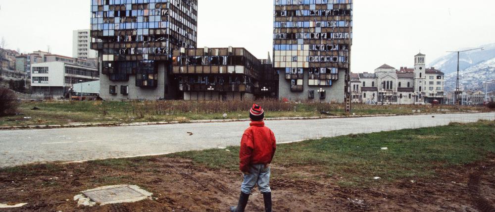Die sogenannte Sniper-Straße in Sarajewo 1994. Immer wieder schossen Serben von den umliegenden Hügeln auf die Einwohner. Womöglich waren auch reiche Italiener unter den Scharfschützen.