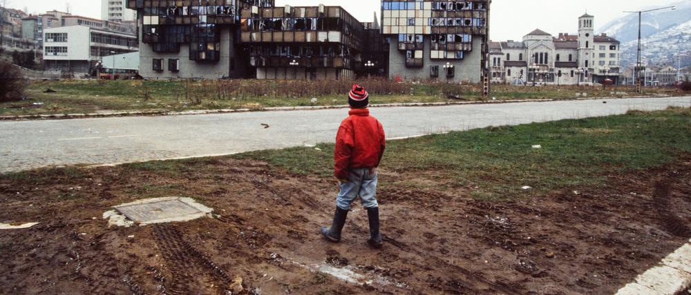 Die sogenannte Sniper-Straße in Sarajevo 1994. Immer wieder schossen Serben von den umliegenden Hügeln auf die Einwohner. Womöglich waren auch reiche Italiener unter den Scharfschützen.