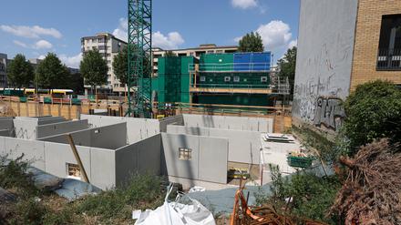 Blick auf eine Baustelle an der Bernauer Straße 26, auf der bei Bauarbeiten ein Fluchttunnel aus DDR-Zeiten entdeckt wurde.