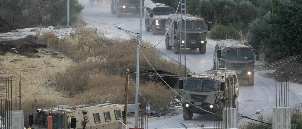 Ein Konvoi von Armeefahrzeugen ist während eines israelischen Militäreinsatzes in Dschenin zu sehen.