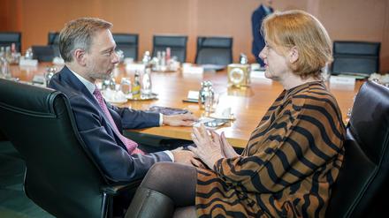 Mal wieder Gesprächsbedarf in der Ampel: Christian Lindner (FDP), Bundesminister der Finanzen, und Lisa Paus (Bündnis 90/Die Grünen), Bundesministerin für Familie, Senioren, Frauen und Jugend, nehmen an der Sitzung des Bundeskabinetts im Bundeskanzleramt teil.