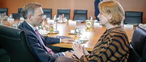 Mal wieder Gesprächsbedarf in der Ampel: Christian Lindner (FDP), Bundesminister der Finanzen, und Lisa Paus (Bündnis 90/Die Grünen), Bundesministerin für Familie, Senioren, Frauen und Jugend, nehmen an der Sitzung des Bundeskabinetts im Bundeskanzleramt teil.