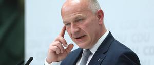 Berlin, Deutschland, 16.06.2023: Rede von Kai Wegner, Regierender Bürgermeister Berlin, kratzt sich an der Schläfe, es sieht als ober einen Vogel zeigt Der als kleiner Parteitag bezeichnete Bundesausschuss der CDU Deutschlands im Konrad-Adenauer-Haus unter dem Motto Freiheit verteidigen - Chancen eröffnen *** Berlin, Germany, 16 06 2023 Speech by Kai Wegner, Governing Mayor Berlin, scratches his temple, it looks as ober a bird shows The federal committee of the CDU of Germany in the Konrad Adenauer House, designated as a small party conference, under the motto Freedom defend opportunities open up Copyright: xdtsxNachrichtenagenturx dts_19875
