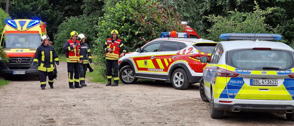 Einsatzkräfte stehen an der Unglücksstelle.