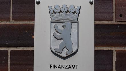 Schild vom Finanzamt Berlin Mitte am 18.05.2022 *** Sign from tax office Berlin Mitte on 18 05 2022 