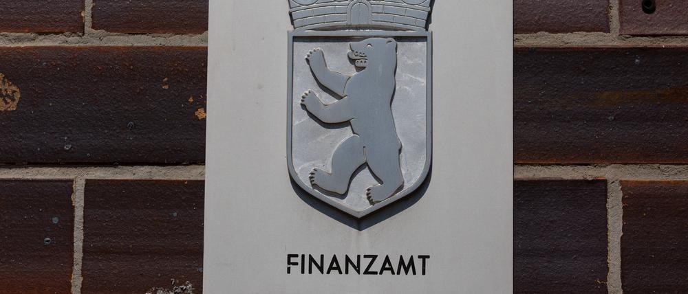 Schild vom Finanzamt Berlin Mitte am 18.05.2022 *** Sign from tax office Berlin Mitte on 18 05 2022 